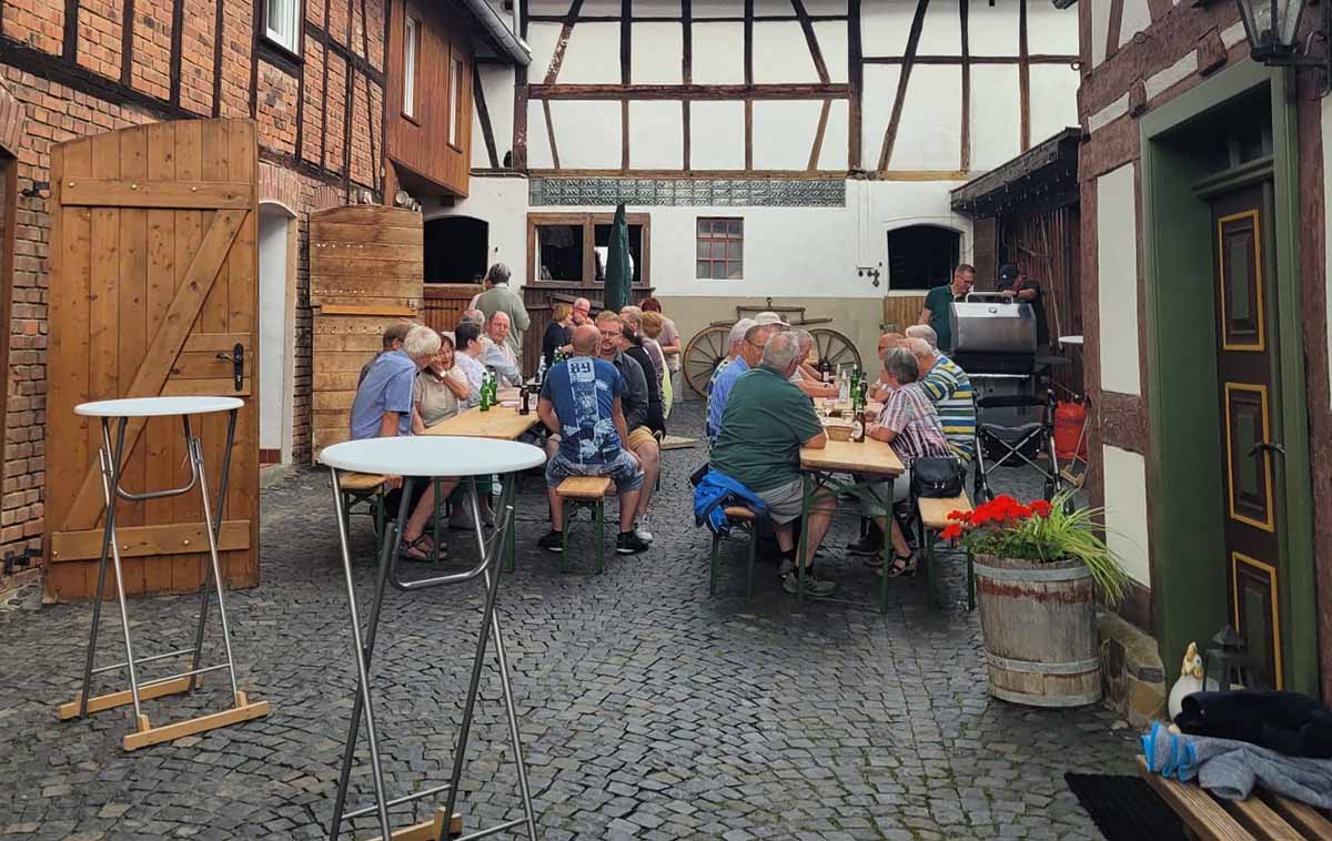Geselliges Zusammensein im Hof von Gottfrieds Haus