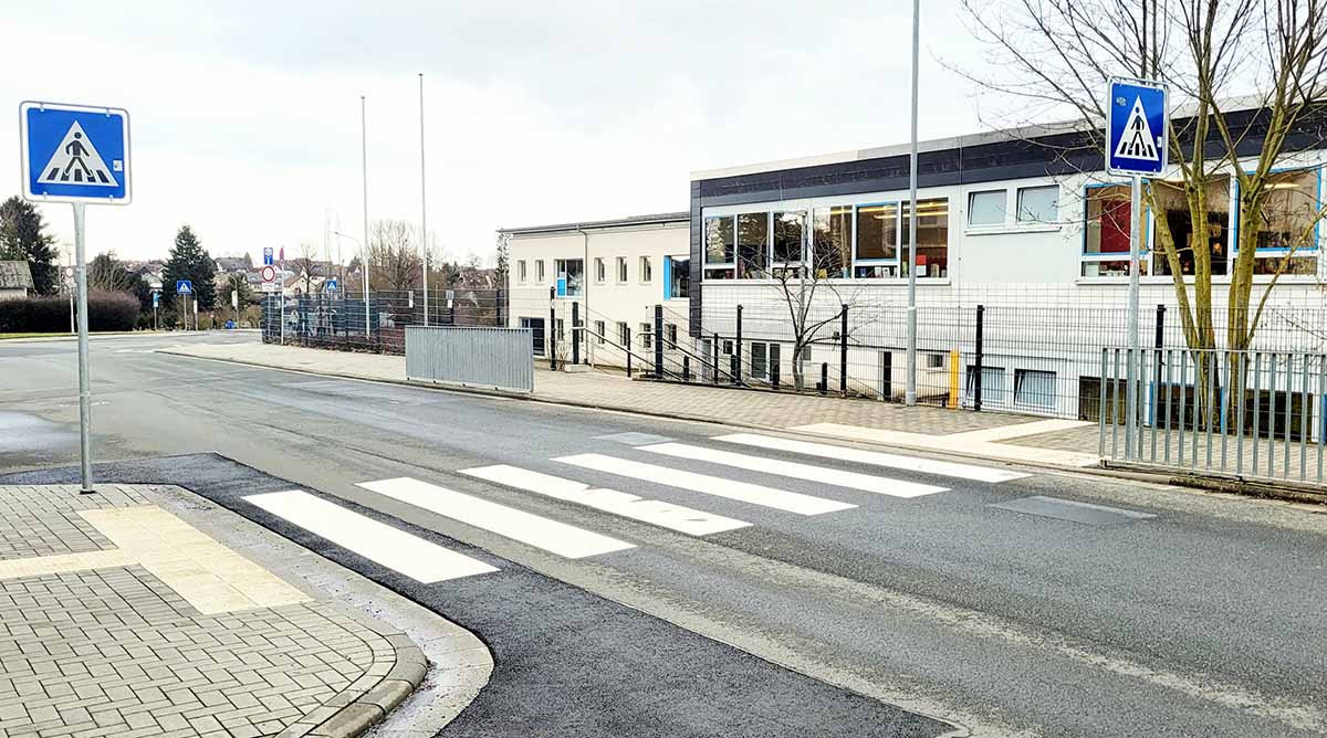 Neuer Zebrastreifen an der Grundschule in Rechtenbach